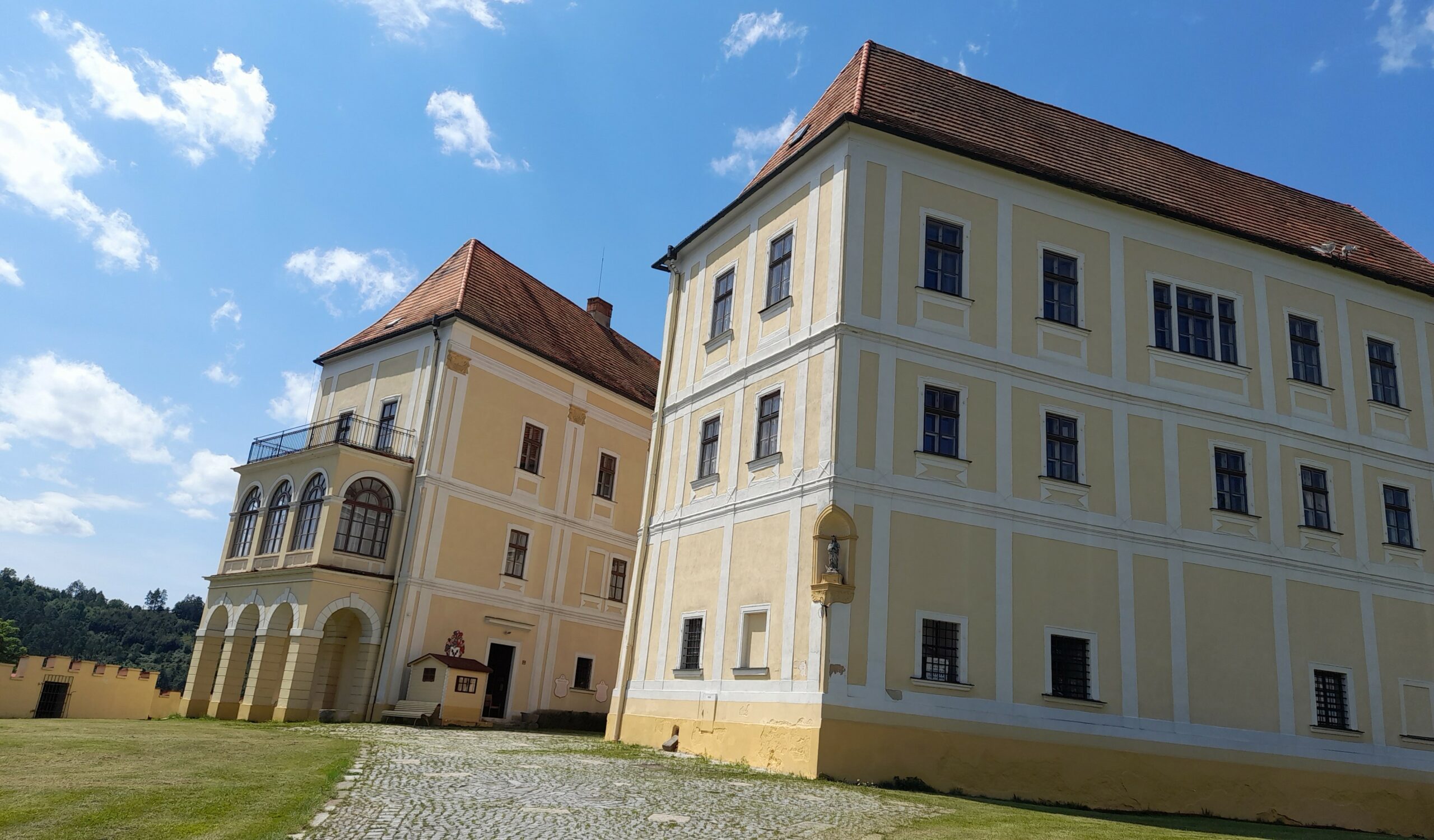 Dominantou Letovic na Moravě je zrekonstruovaný zámek