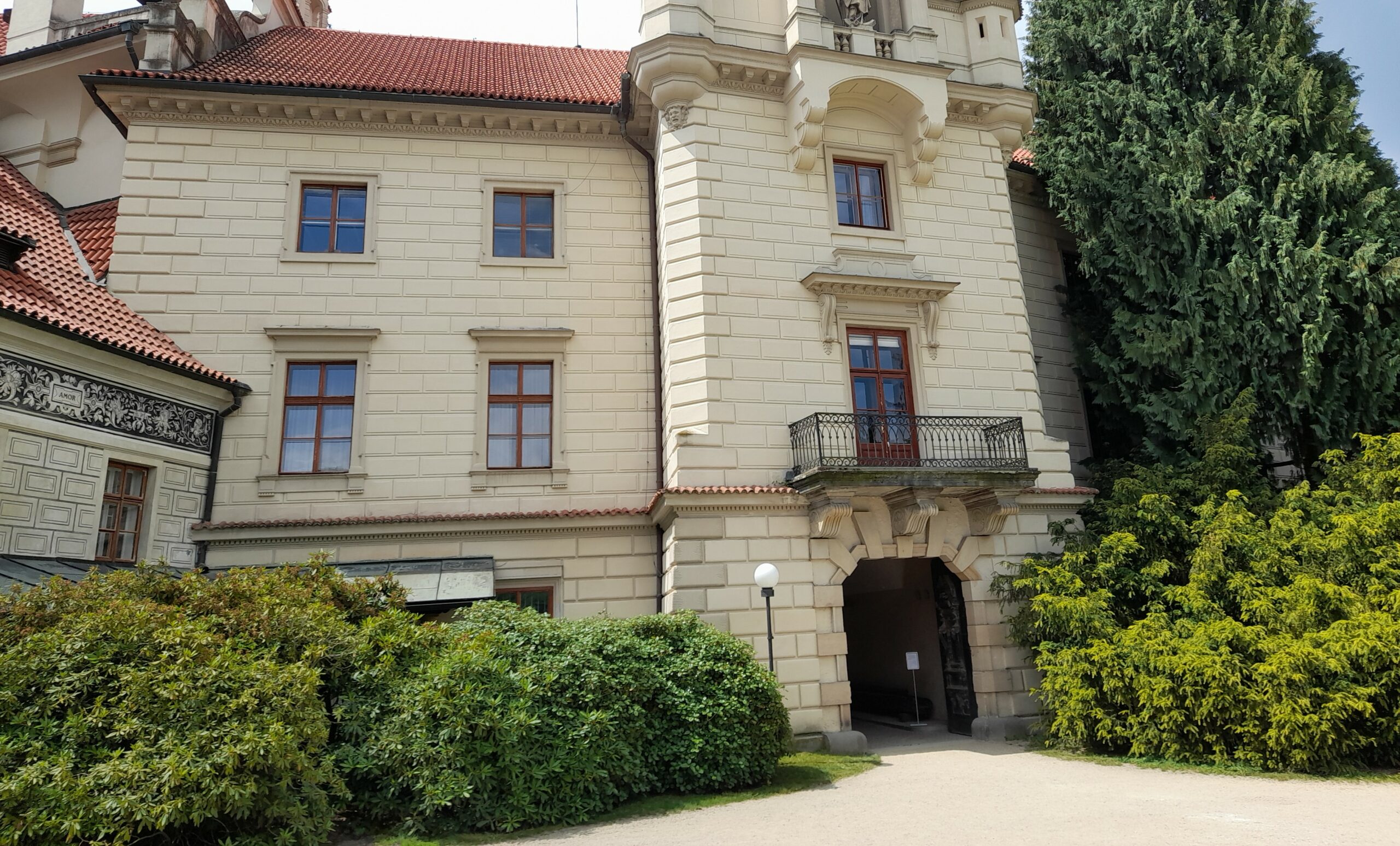 V  těsném sousedství hranice Prahy jsou Průhonický park a zámek