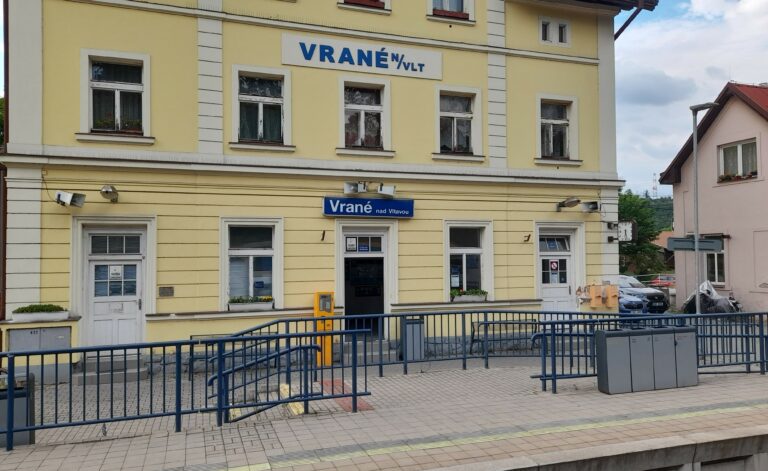 Vrané nad Vltavou, železniční stanice