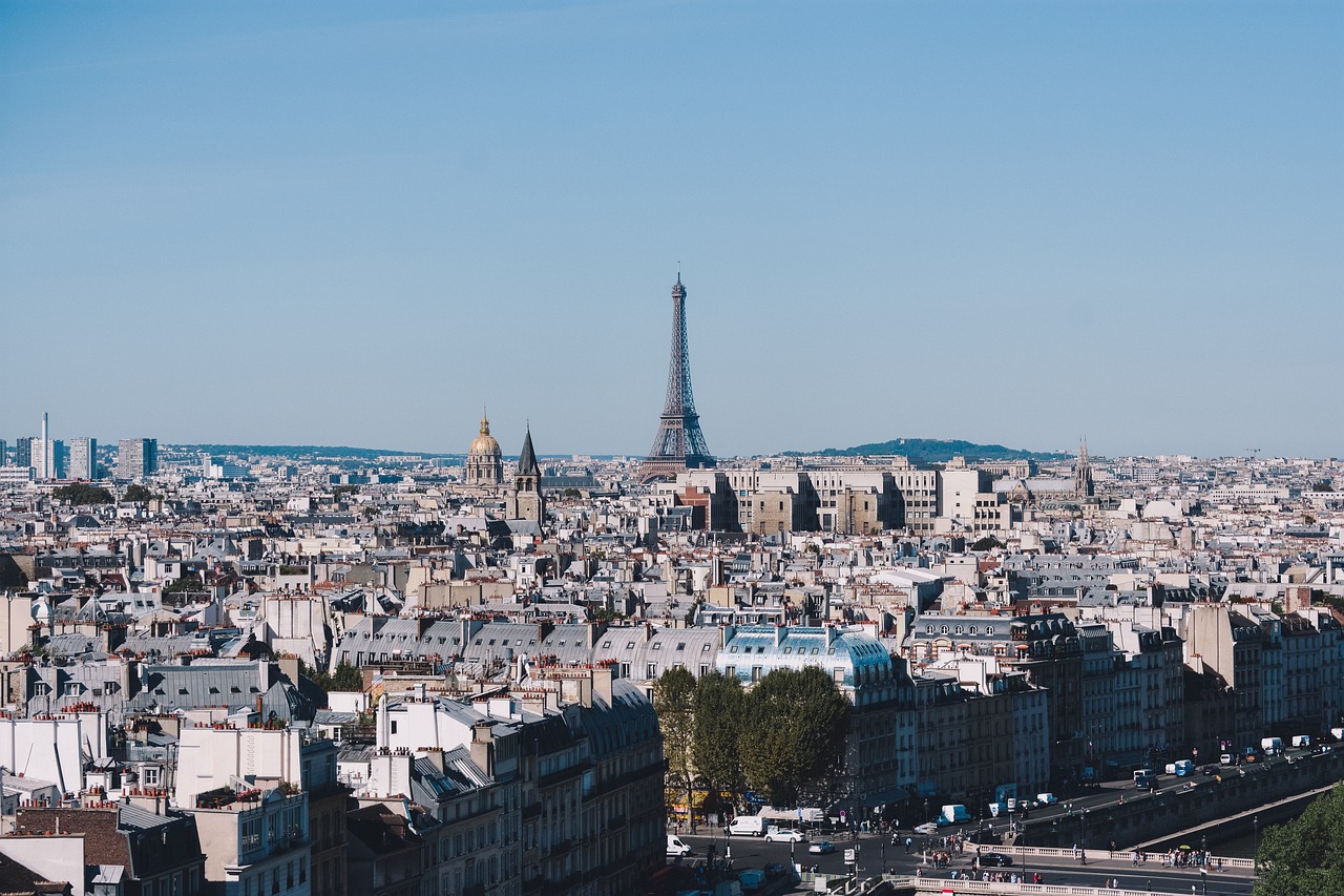 Paříž je město velkých staveb. Paříž není jen Eiffelova věž