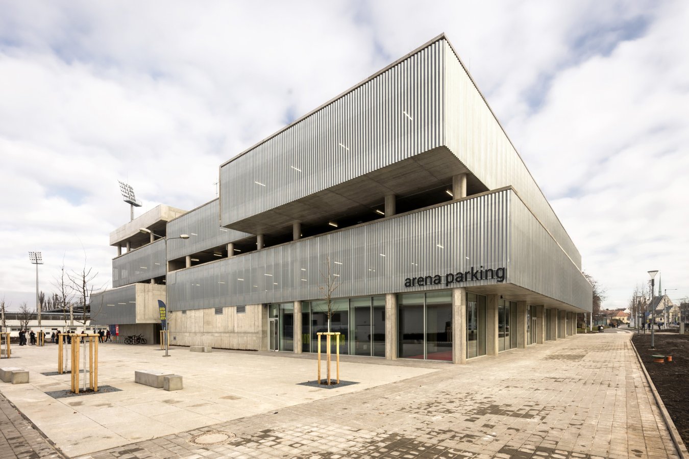 V centru Pardubic je nový parkovací dům arena parking